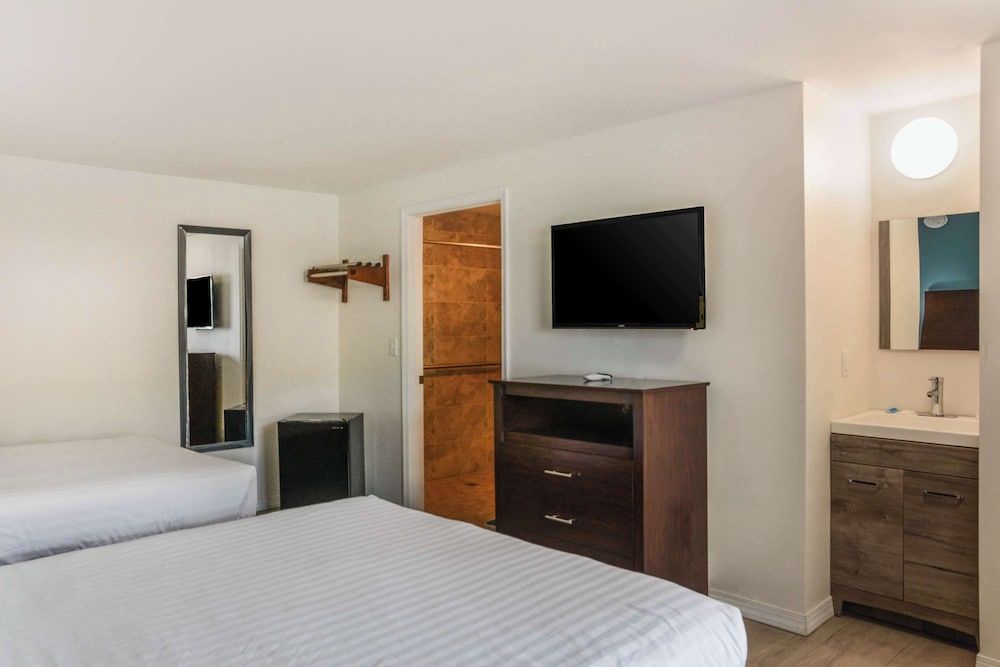 Room, 2 Queen Beds, Accessible, Non Smoking