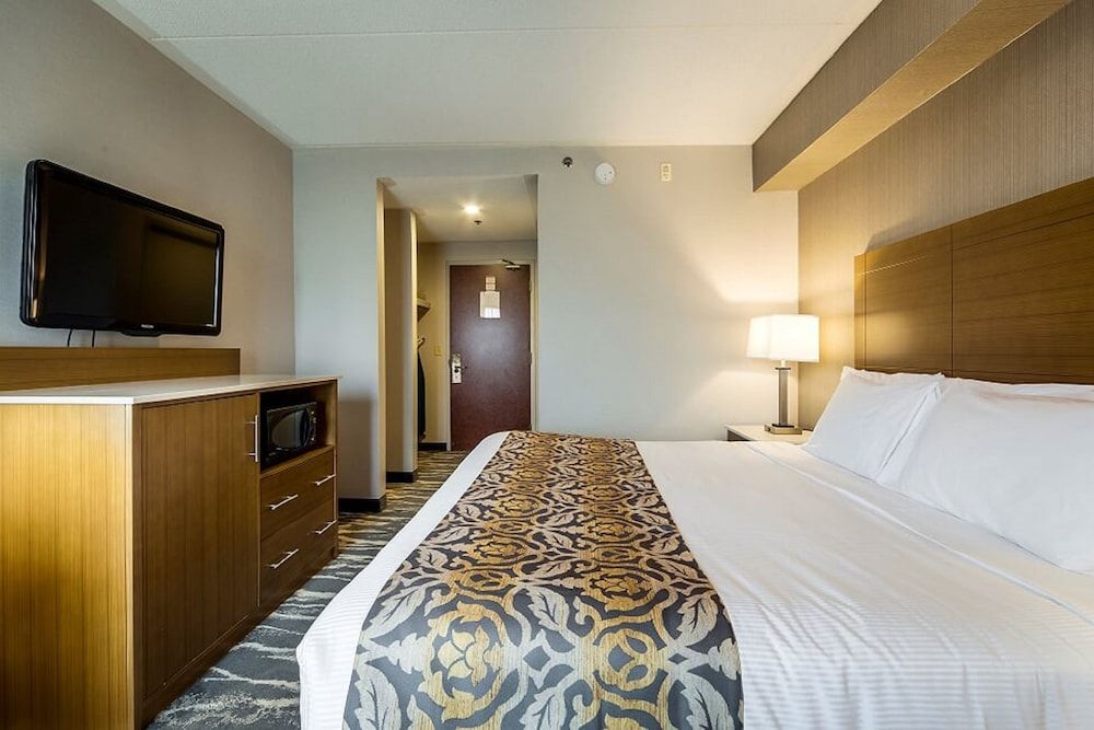 Monte Carlo Inn - Brampton Suites Standard Room with 1 King Bed 5