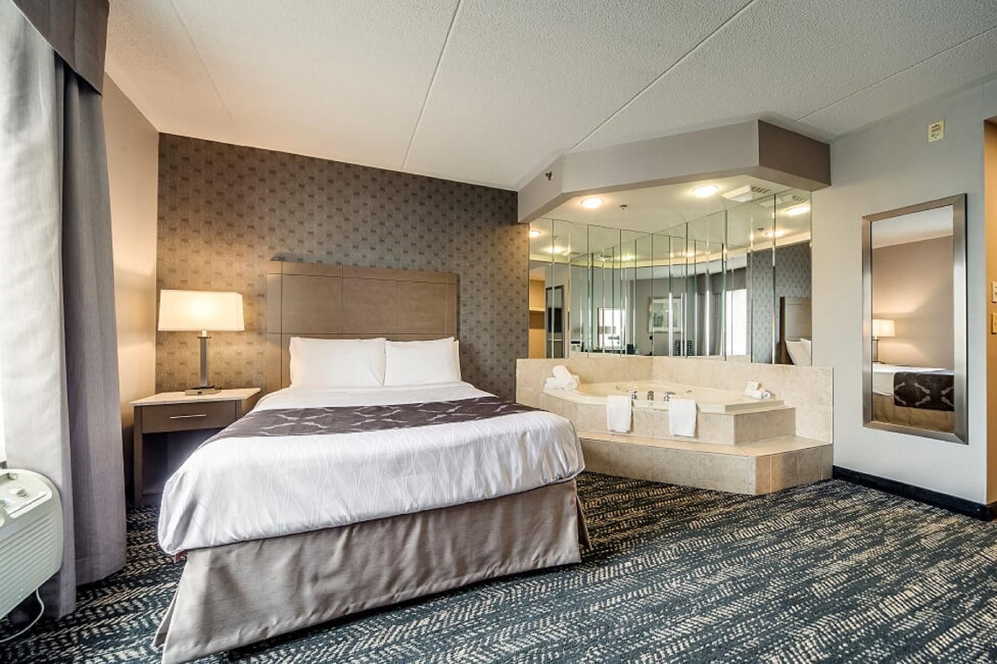 1 Queen Whirlpool Suite Non-Smoking