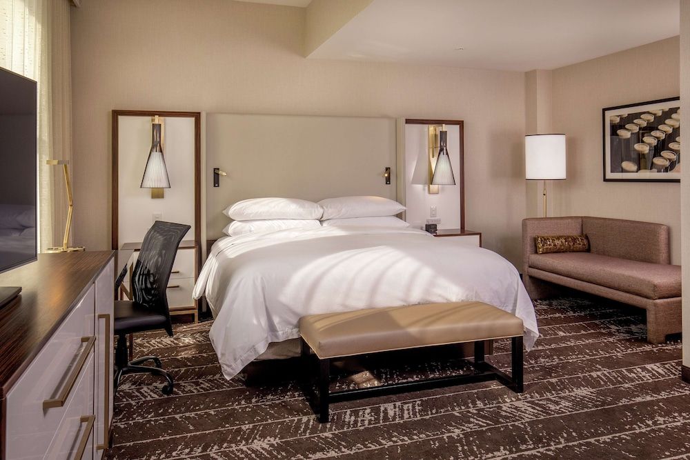 Suite, 1 King Bed, Accessible (Roll-In Shower)