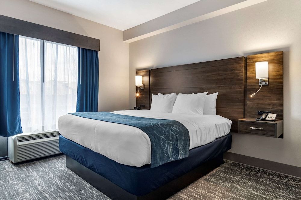 Suite, 1 King Bed with Sofa bed, Non Smoking