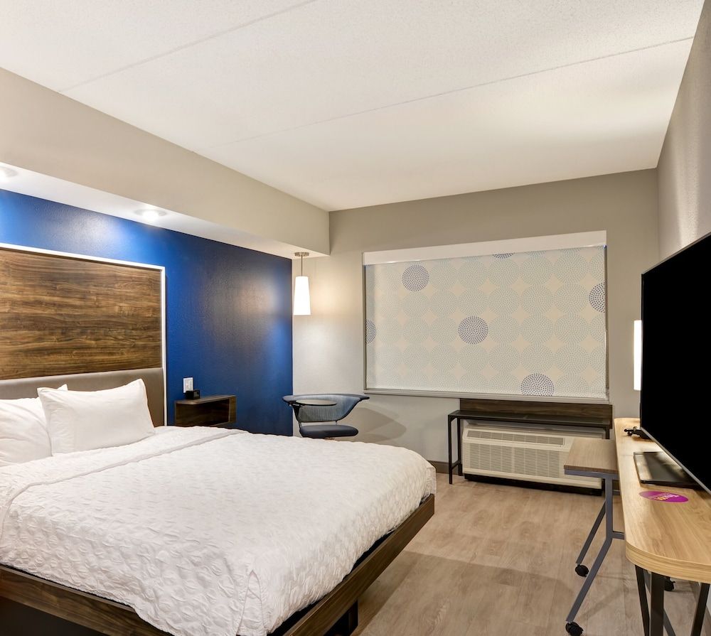 Room, 1 King Bed, Accessible (Hearing, Roll-in Shower)