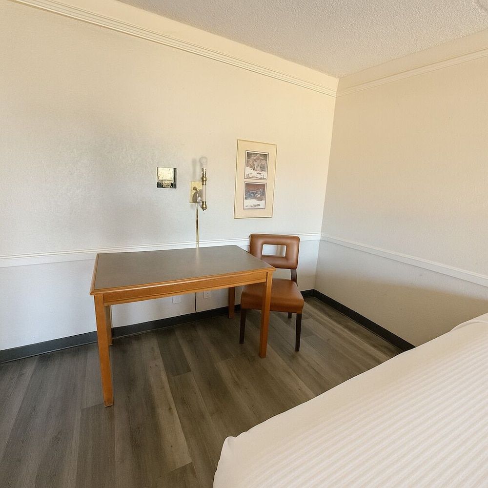 Horizon Inn & Suites Comfort Room, 1 King Bed, Non Smoking 3