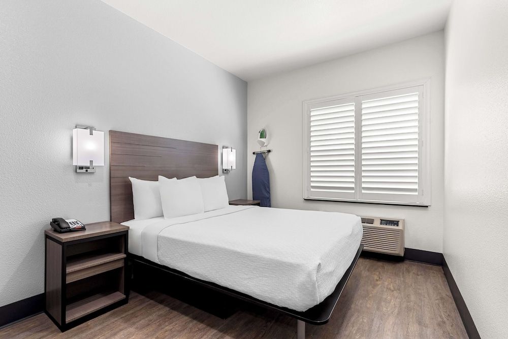 Standard Room, 1 Queen Bed, Non Smoking, Refrigerator & Microwave