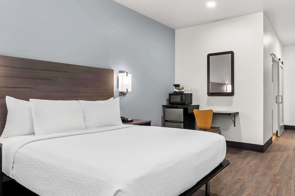 Standard Room, 1 Queen Bed, Accessible, Refrigerator & Microwave