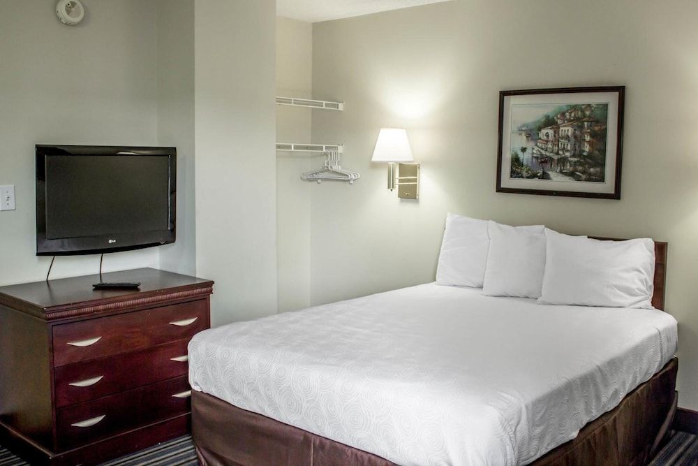 Deluxe Room, 1 Queen Bed, Accessible, Non Smoking
