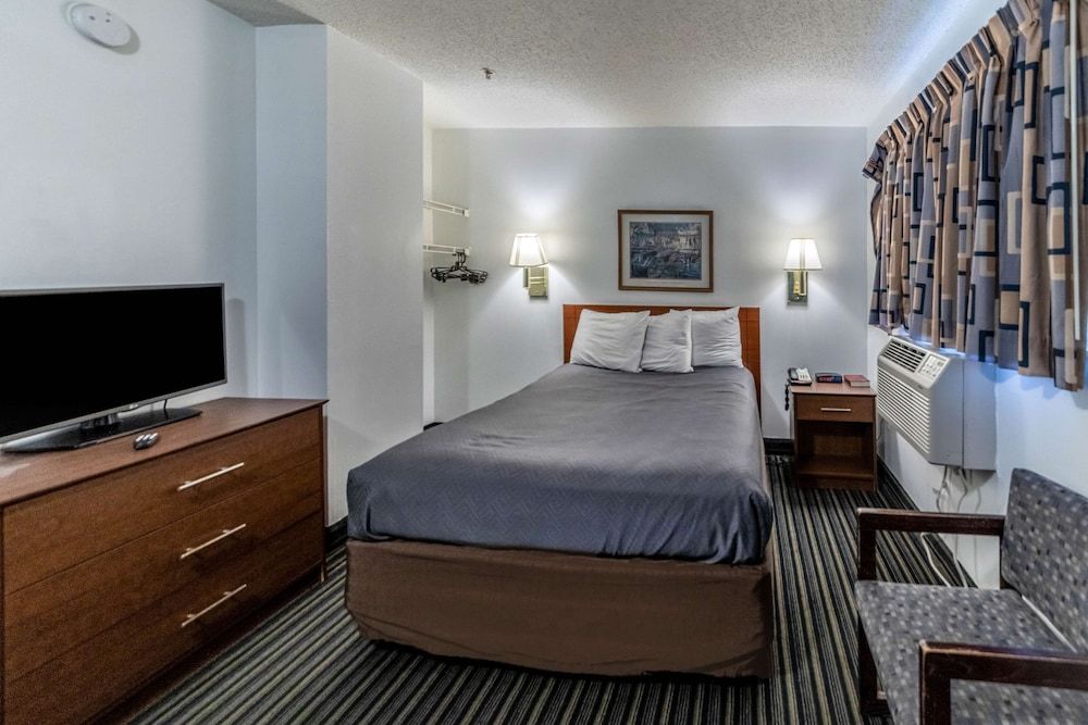 Deluxe Room, 1 Queen Bed, Smoking, Kitchenette