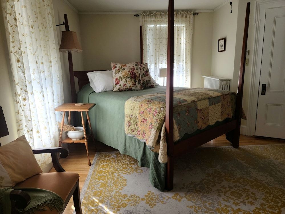 Benjamin F. Packard House Traditional Room, 1 Queen Bed, Private Bathroom (The Niagara Room)