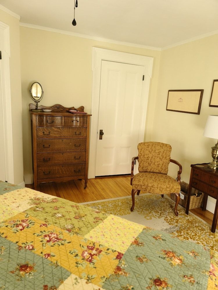 Benjamin F. Packard House Traditional Room, 1 Queen Bed, Private Bathroom (The Niagara Room) 4