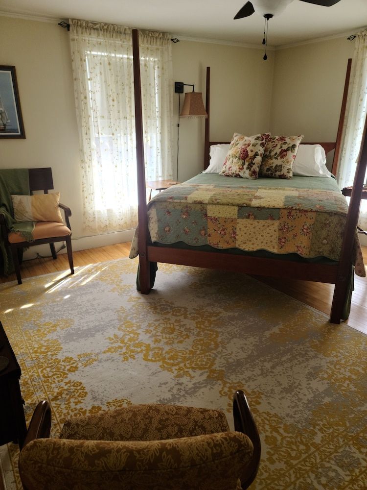 Benjamin F. Packard House Traditional Room, 1 Queen Bed, Private Bathroom (The Niagara Room) 2