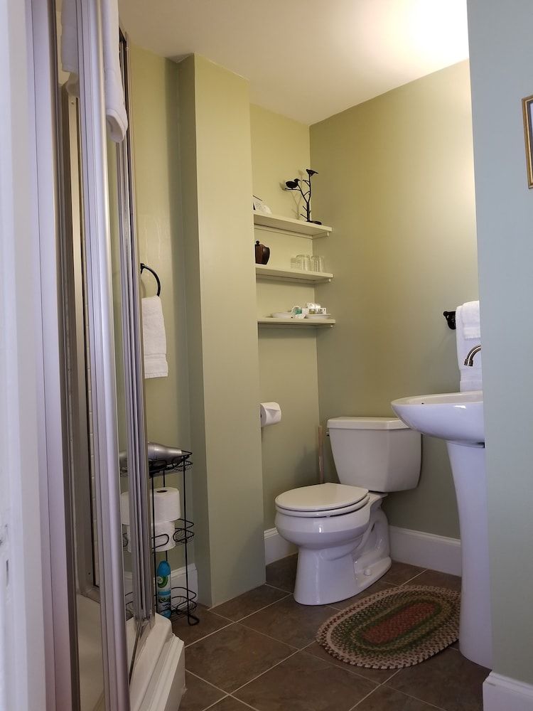 Benjamin F. Packard House Traditional Room, 1 Queen Bed, Private Bathroom (The Niagara Room) 3