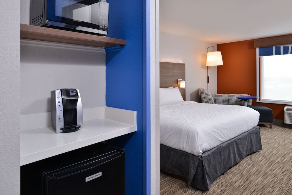 Standard Room, 1 King Bed, Accessible (Mobility, Roll-In Shower)