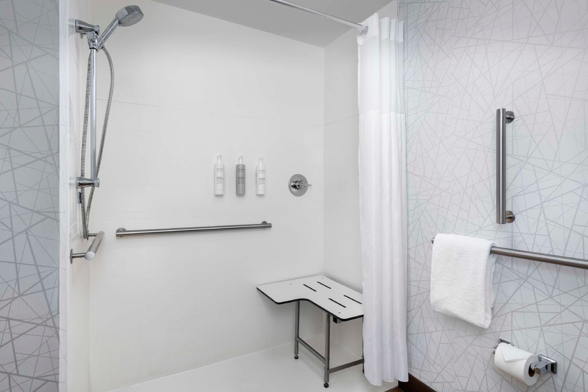 1 KING MOBILITY/HEARING ACCESS RI SHOWER