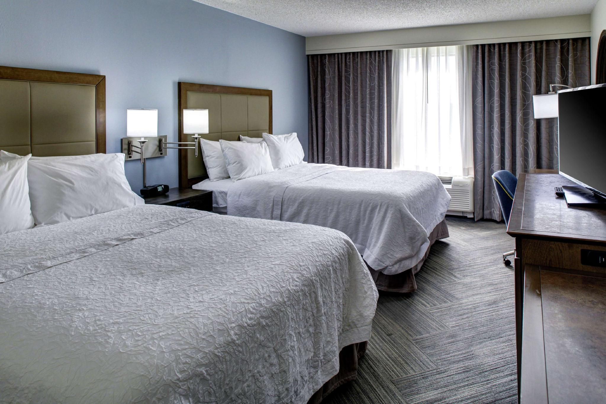 2 Queen Bed Mobility Access W/ Bathtub