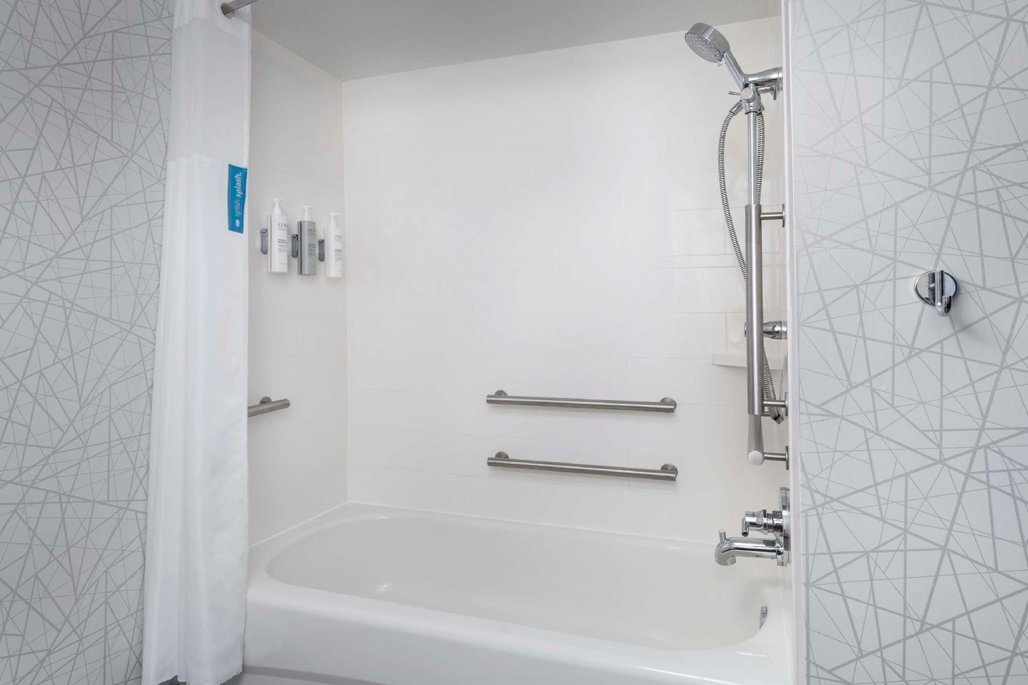 1 King Room Mobility/Hearing Access W/ Tub