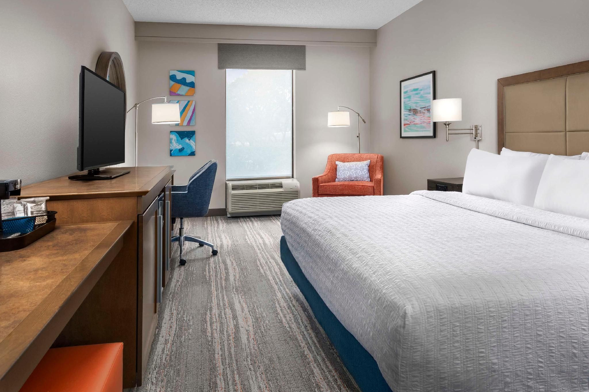 1 King Room Mobility Access W/ Bathtub