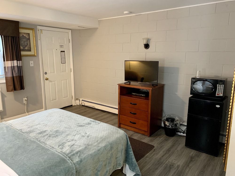 Hill Top Motel Traditional Room, 1 Queen Bed, Non Smoking, Garden View 9