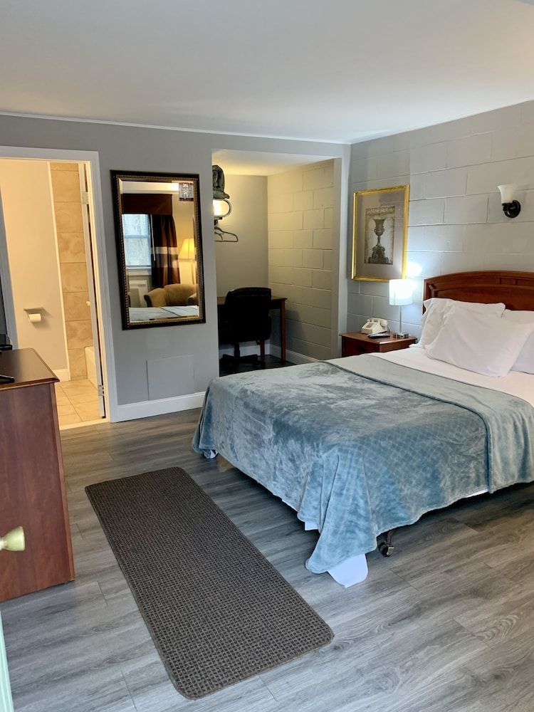 Hill Top Motel Traditional Room, 1 Queen Bed, Non Smoking, Garden View 4