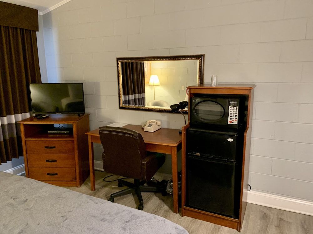 Hill Top Motel Traditional Room, 1 King Bed 7