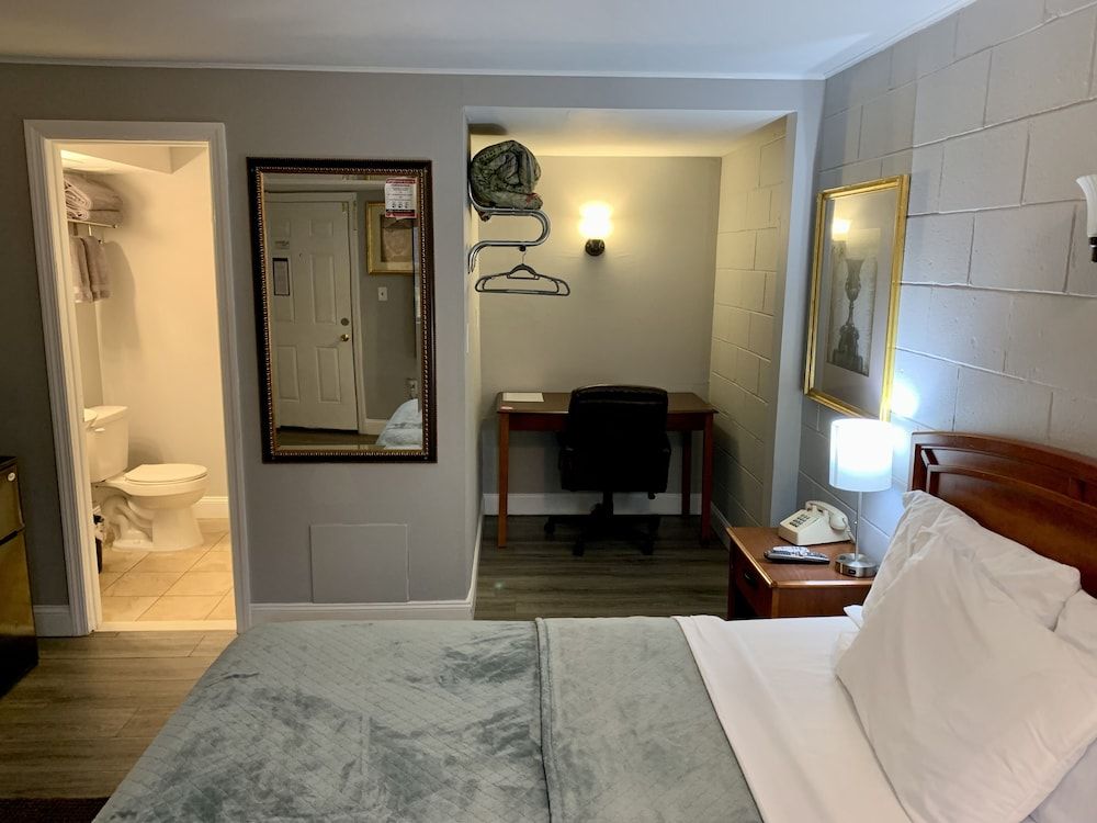 Hill Top Motel Traditional Room, 1 Queen Bed, Non Smoking, Garden View 3