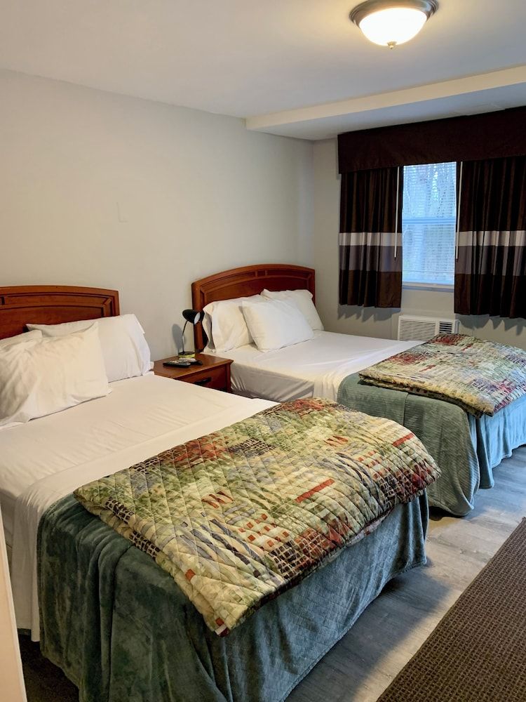 Hill Top Motel Traditional Room, 1 Queen Bed, Non Smoking, Garden View 7