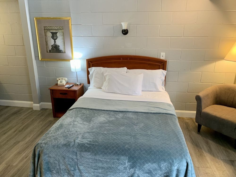 Hill Top Motel Traditional Room, 1 Queen Bed, Non Smoking, Garden View 2