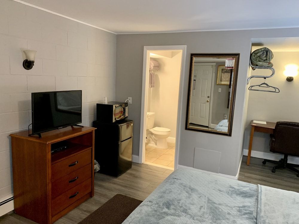 Hill Top Motel Traditional Room, 1 Queen Bed, Non Smoking, Garden View 10