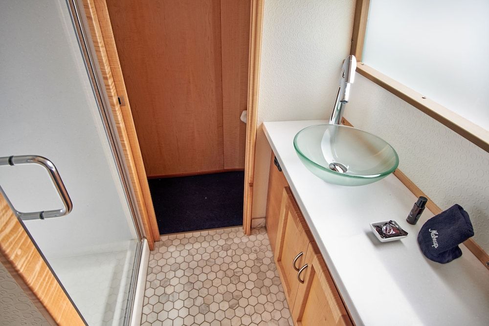 Waypoint Ventura The Crown - Premium Room, 1 Queen Bed 2