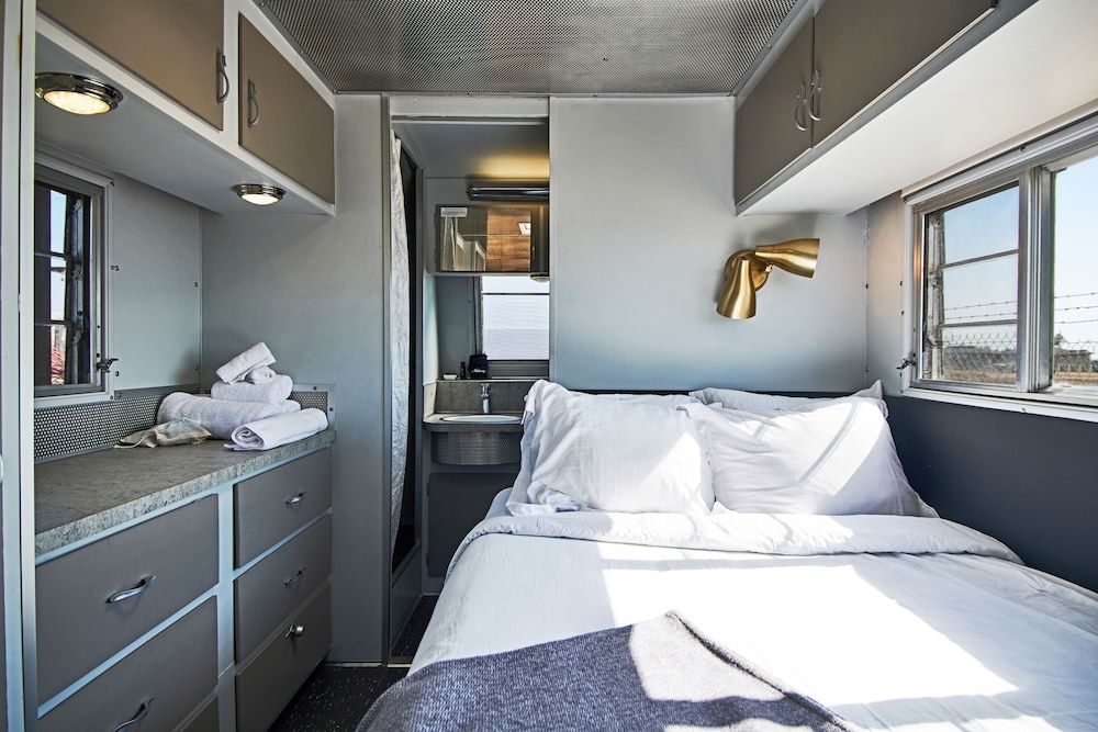 Waypoint Ventura Alice In Wonderland - Premium Room, 1 Queen Bed