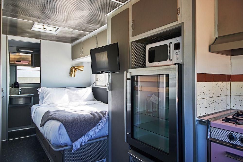 Waypoint Ventura Alice In Wonderland - Premium Room, 1 Queen Bed 2