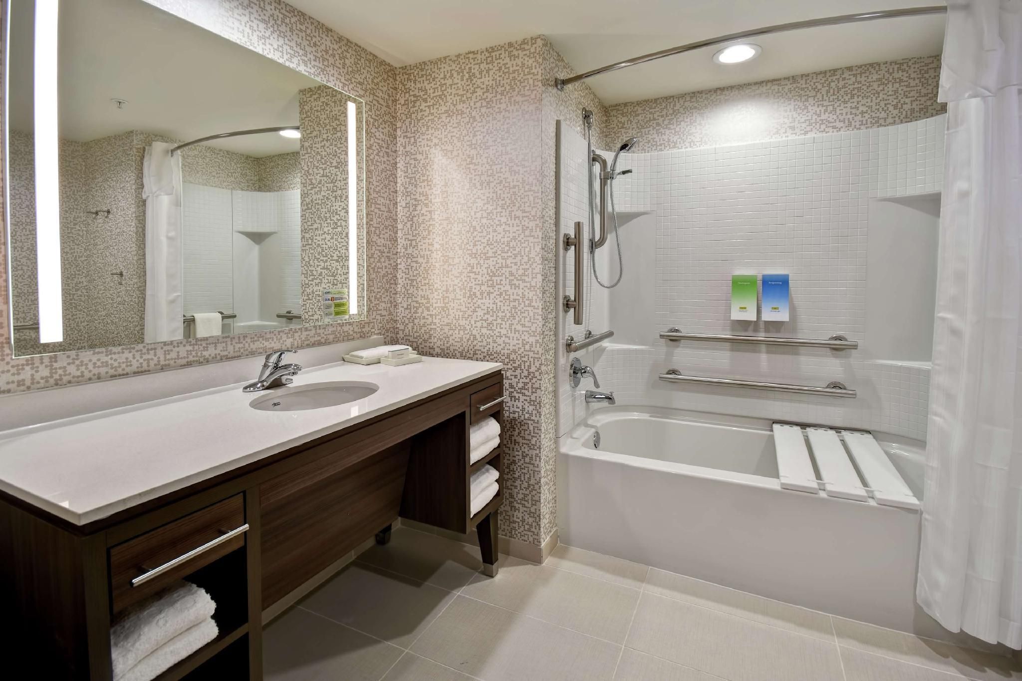 1 KING ACCESSIBLE TUB STUDIO SUITE NONSMOKING