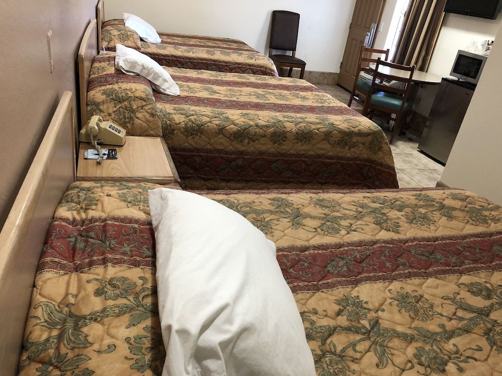 Topper Motel Triple Room, Refrigerator & Microwave (3 Queen Beds) 3