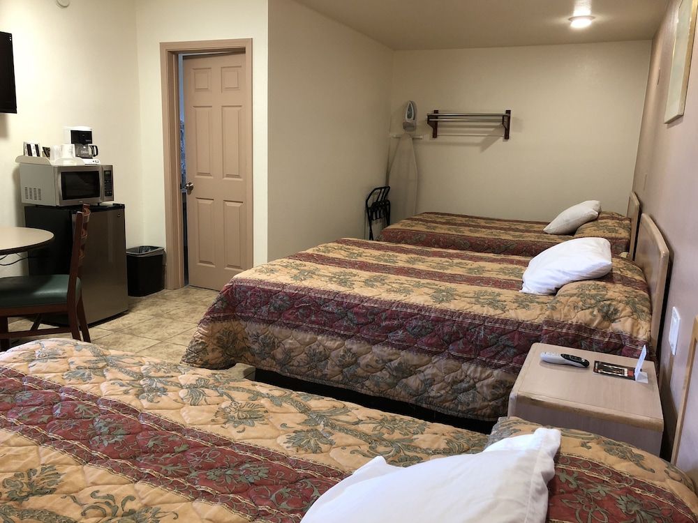 Topper Motel Triple Room, Refrigerator & Microwave (3 Queen Beds) 2