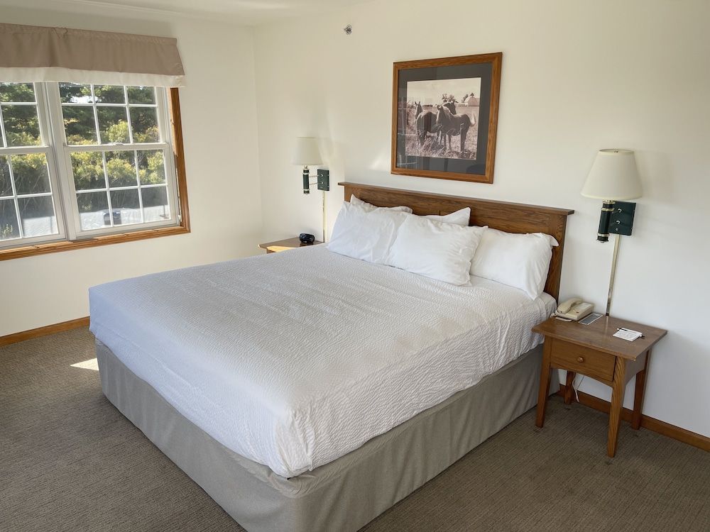 Farmstead Inn & Conference Center Honeymoon Suite 2