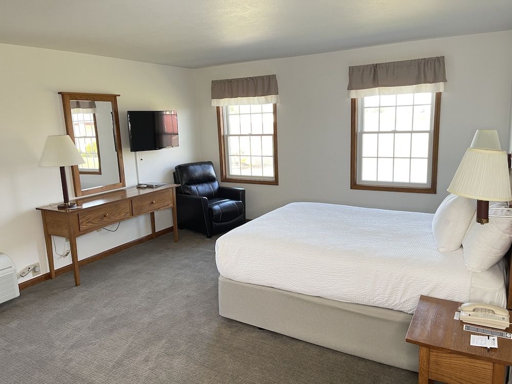 Farmstead Inn & Conference Center Classic Room, 1 Queen Bed with Sofa bed 3