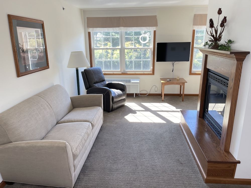 Farmstead Inn & Conference Center Honeymoon Suite 8