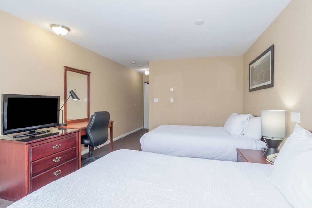 Sandman Hotel Castlegar Standard Suite, Multiple Beds 3