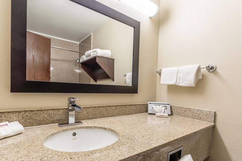 Red Roof Inn PLUS+ & Suites Houston - IAH Airport SW Premium Room, 1 King Bed (Upgraded Bedding & Snack, Smoke Free) 4