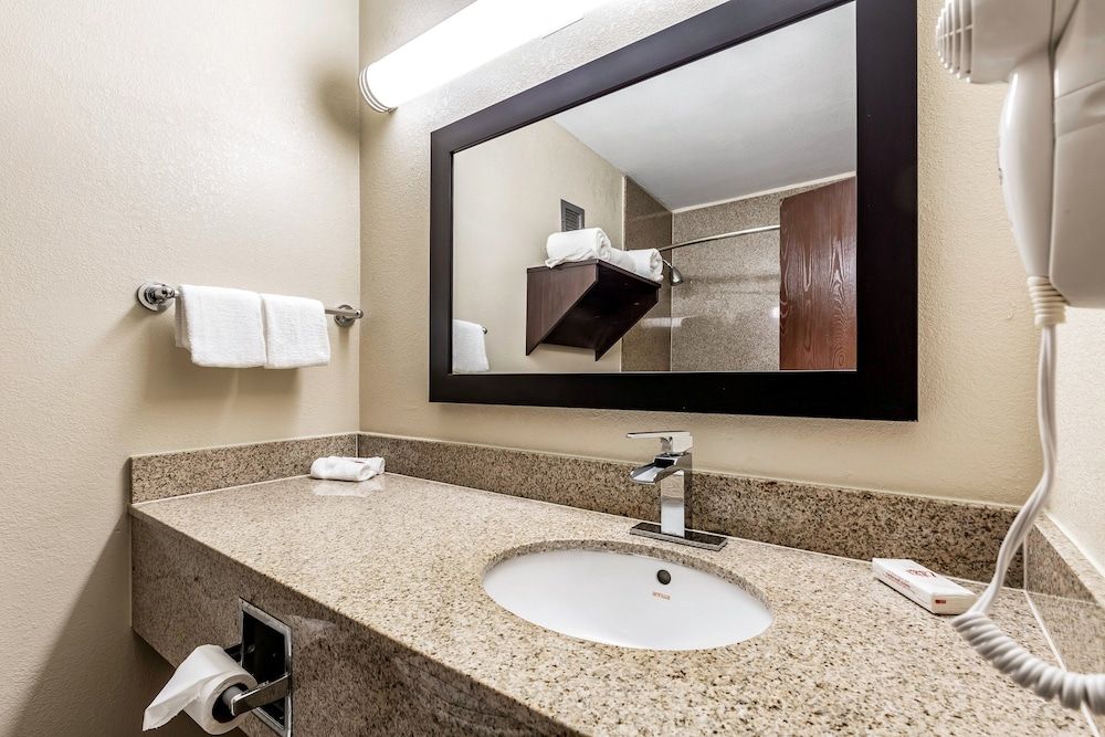 Red Roof Inn PLUS+ & Suites Houston - IAH Airport SW Premium Room, 1 King Bed (Upgraded Bedding & Snack, Smoke Free) 5