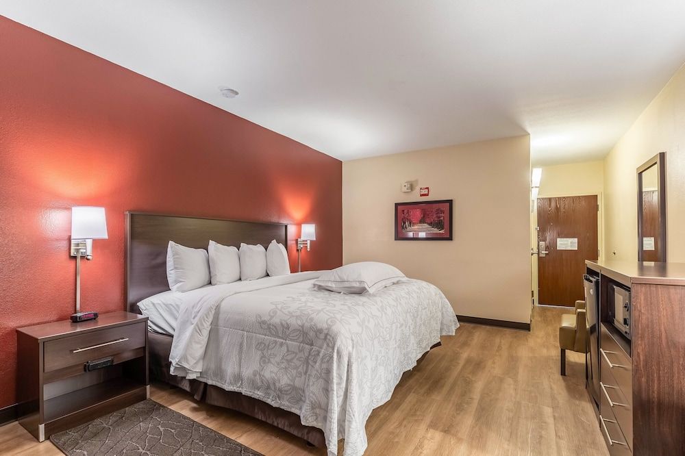 Red Roof Inn PLUS+ & Suites Houston - IAH Airport SW Premium Room, 1 King Bed (Upgraded Bedding & Snack, Smoke Free) 3