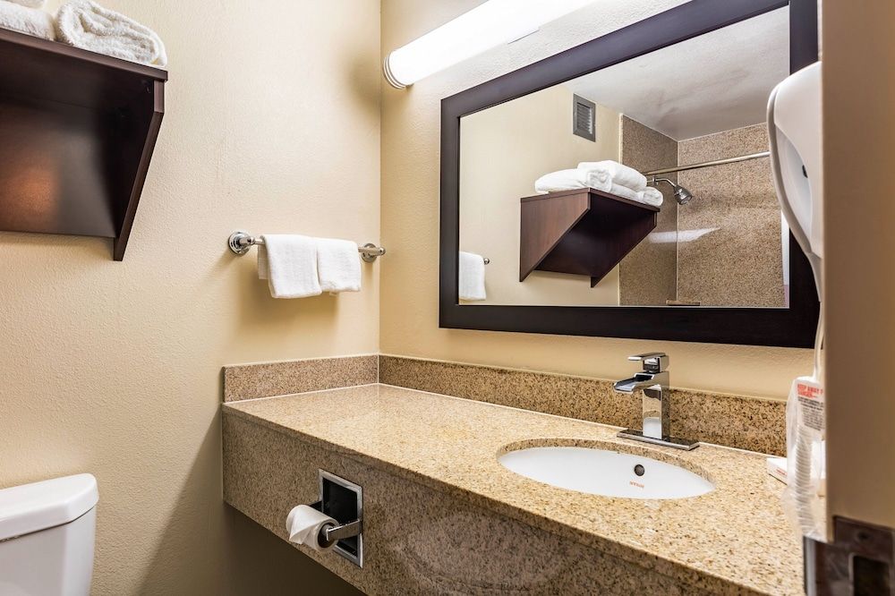 Red Roof Inn PLUS+ & Suites Houston - IAH Airport SW Premium Room, 1 King Bed (Upgraded Bedding & Snack, Smoke Free) 6