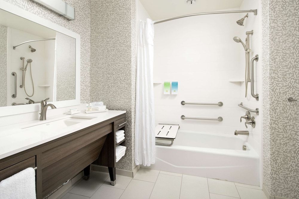 Studio, 2 Queen Beds, Accessible, Bathtub