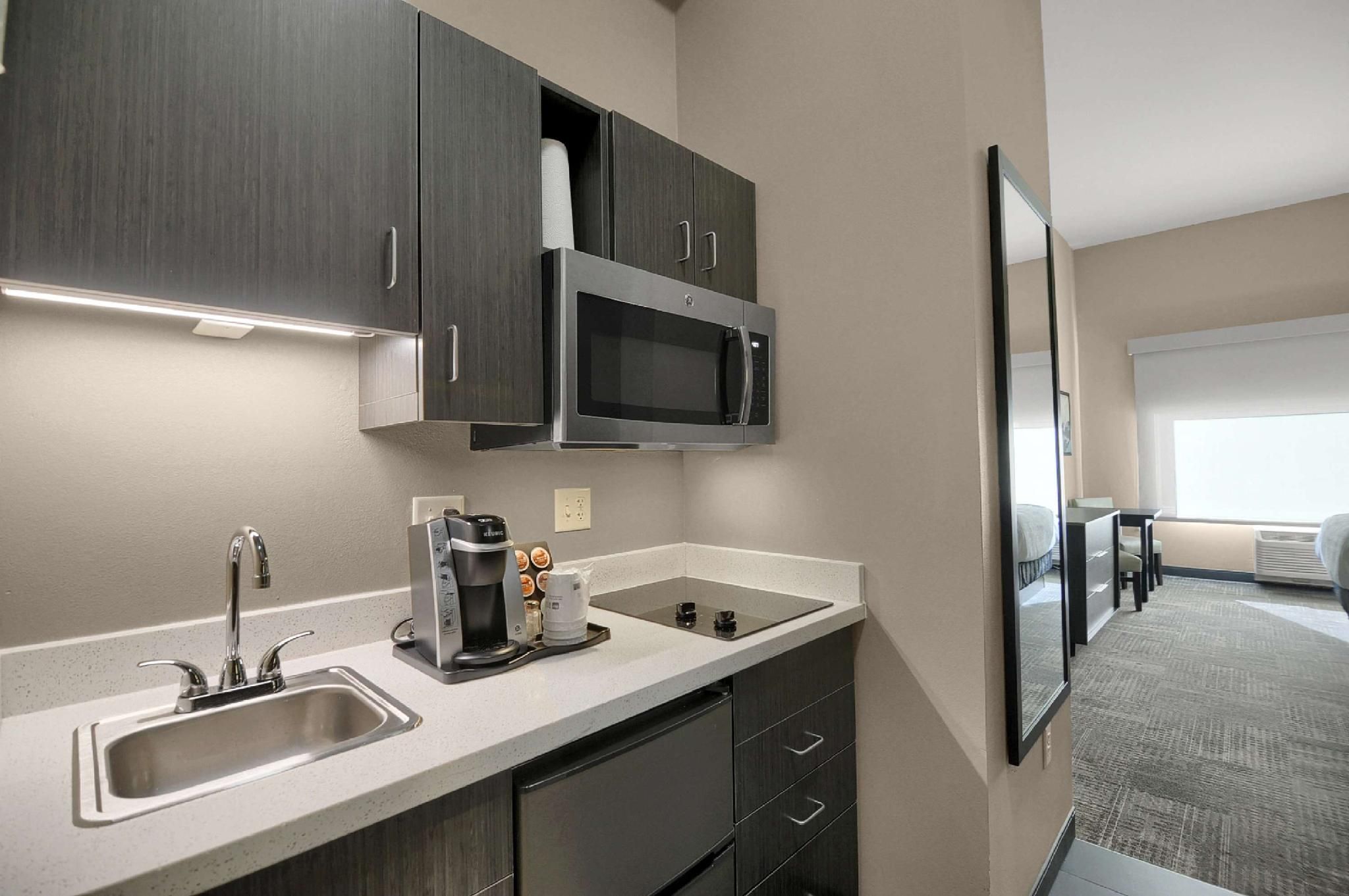 Best Western Plus Fillmore Inn & Suites Accessible - Suite 1 King Bed, Mobility Accessible, Roll In Shower, Full Kitchen, Washer And Dryer, 3