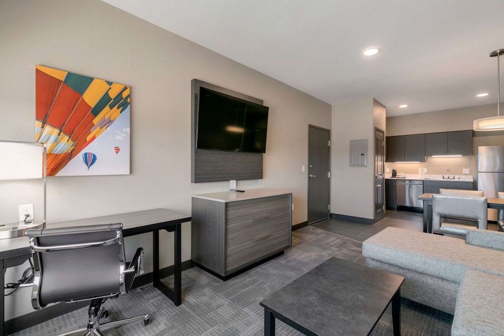 Best Western Plus Fillmore Inn & Suites Suite, 1 King Bed, Non Smoking, Kitchen (Living Room) 2