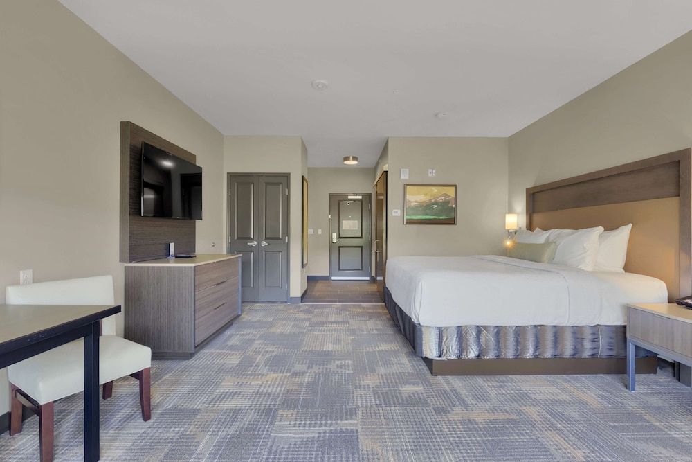 Best Western Plus Fillmore Inn & Suites Suite, 1 King Bed, Accessible, Kitchen 3