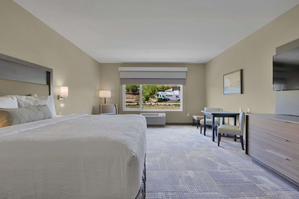 Best Western Plus Fillmore Inn & Suites Suite, 1 King Bed, Accessible, Kitchen 2