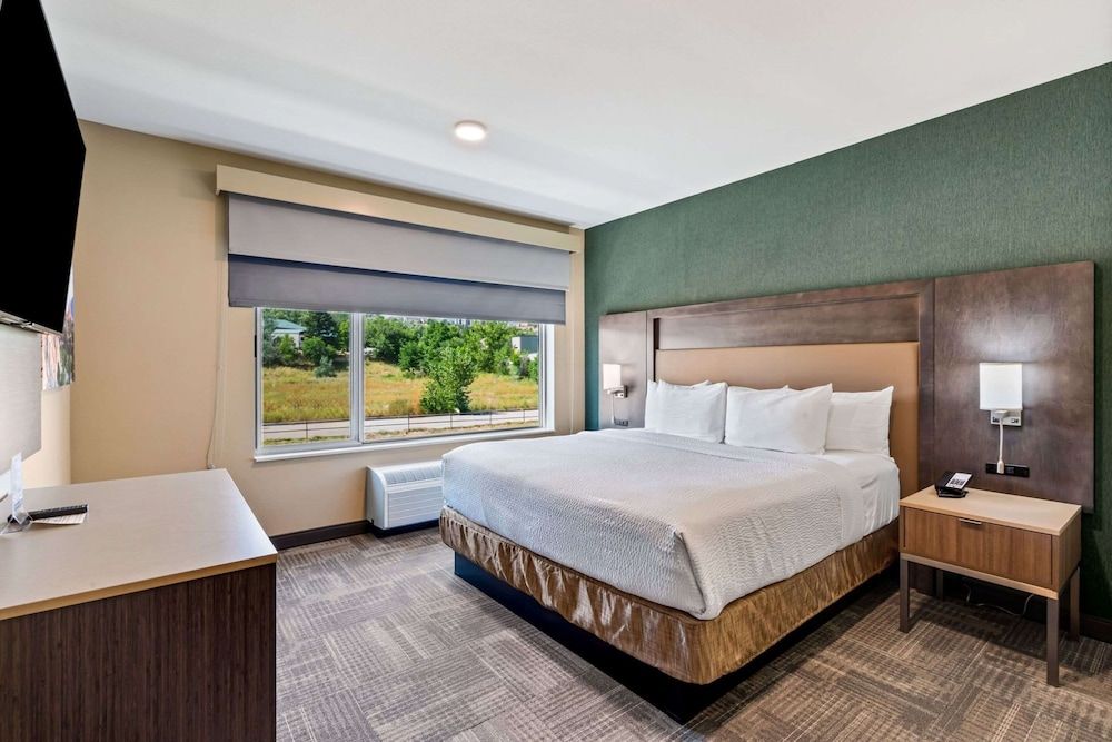 Best Western Plus Fillmore Inn & Suites Suite, 1 King Bed, Non Smoking, Kitchen (Living Room)