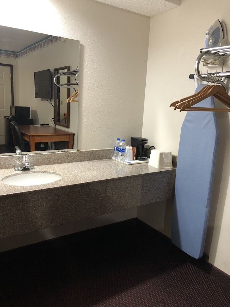 Rexdale Inn Standard Single Room, 1 Queen Bed, Non Smoking 5