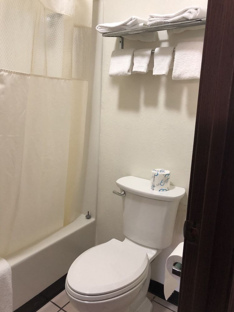 Rexdale Inn Standard Single Room, 1 Queen Bed, Non Smoking 7