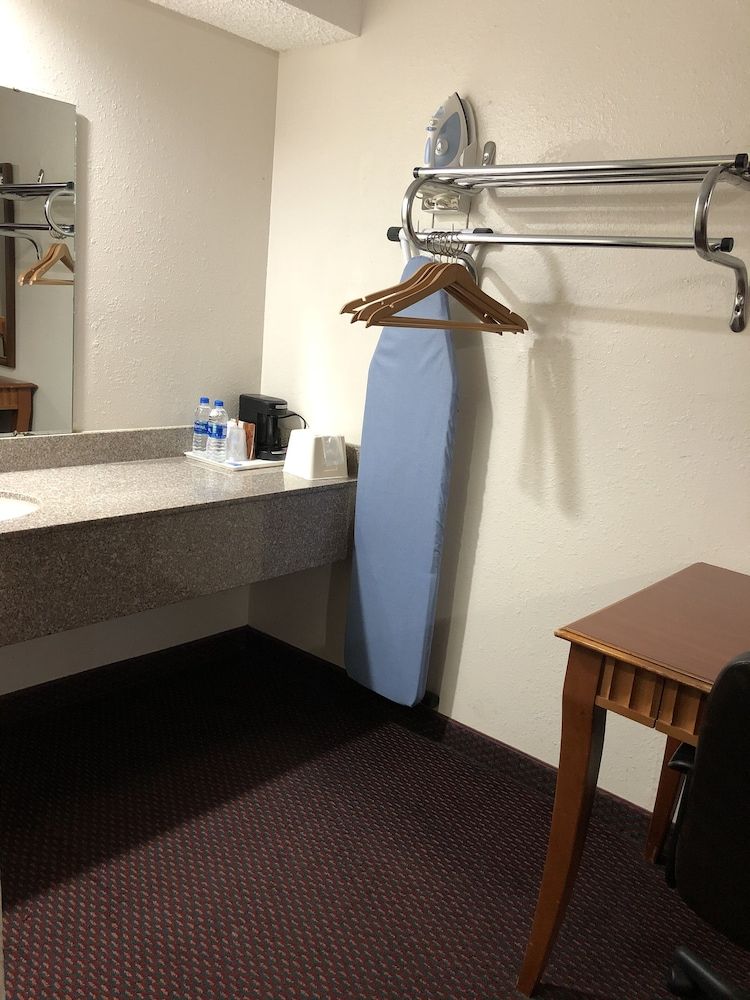 Rexdale Inn Standard Single Room, 1 Queen Bed, Non Smoking 4